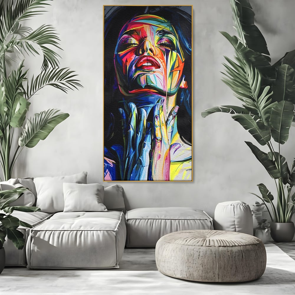 Tablou canvas cu tablou canvas cu femeie stilizata, in rama de aluminiu auriu, pe perete intr-un living